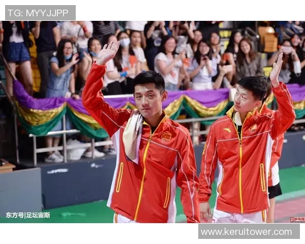 马龙与足球明星同框合影展现运动精神与友谊的精彩瞬间