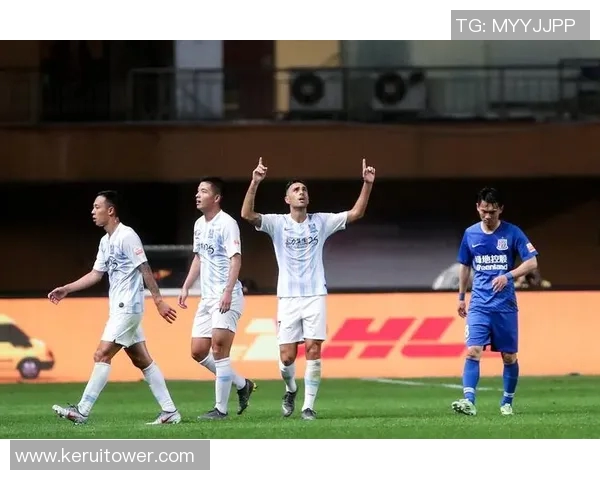 泊斯光荣与上海申花激战正酣谁能在这场较量中笑到最后